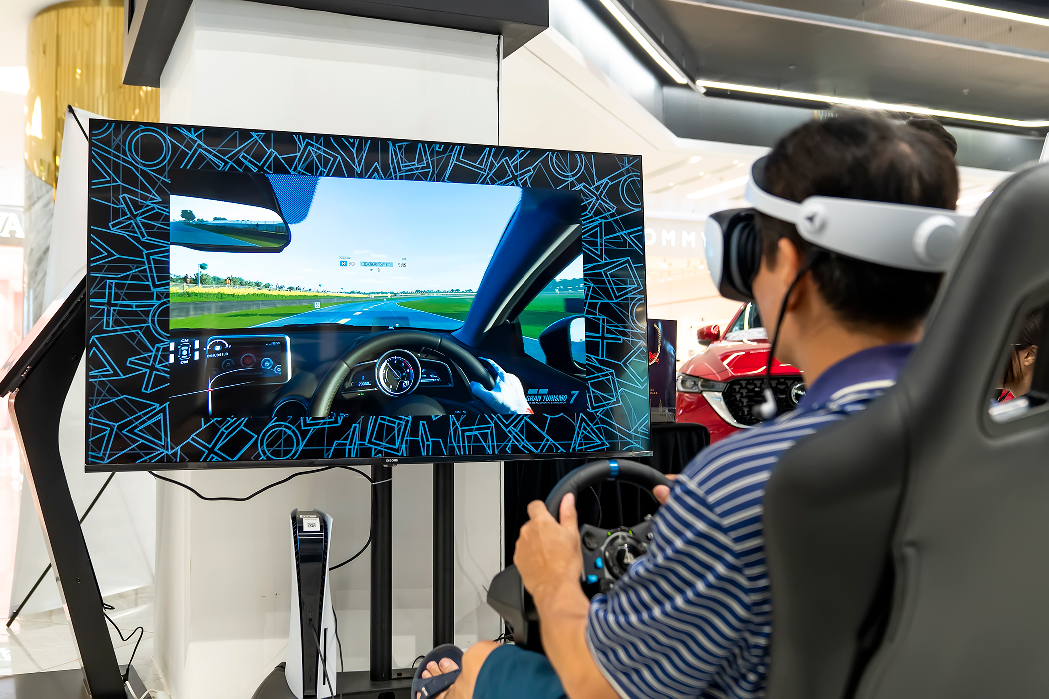 Hình 3 - Khách hàng tương tác lái xe VR