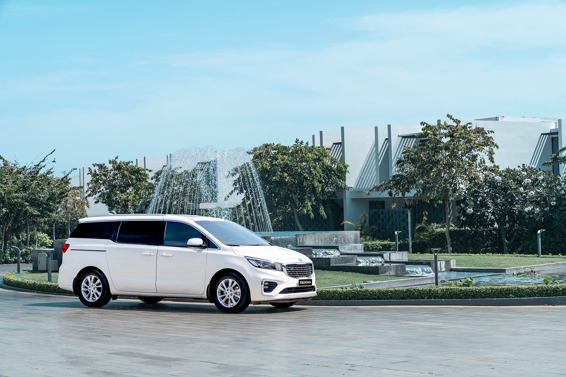 Kia Sedona blanca para traslados privados